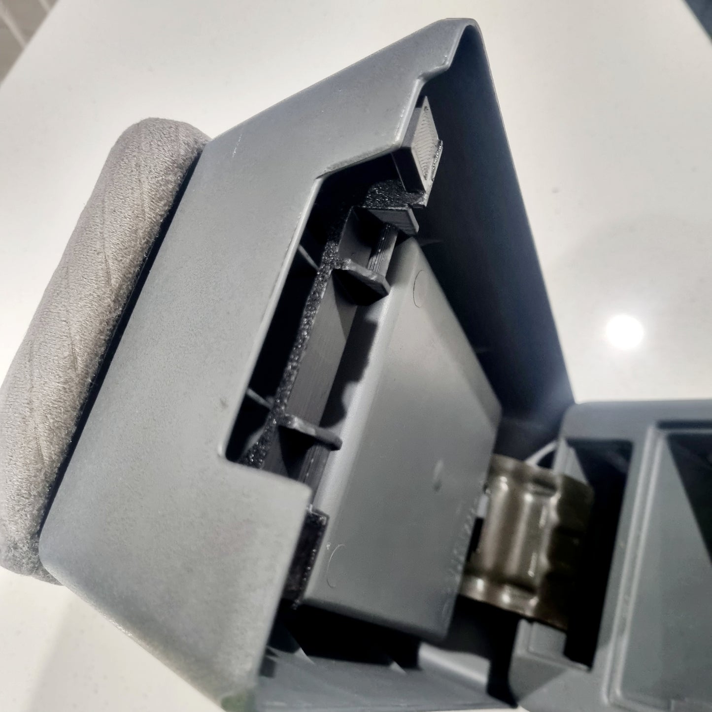 VL center console latch housing